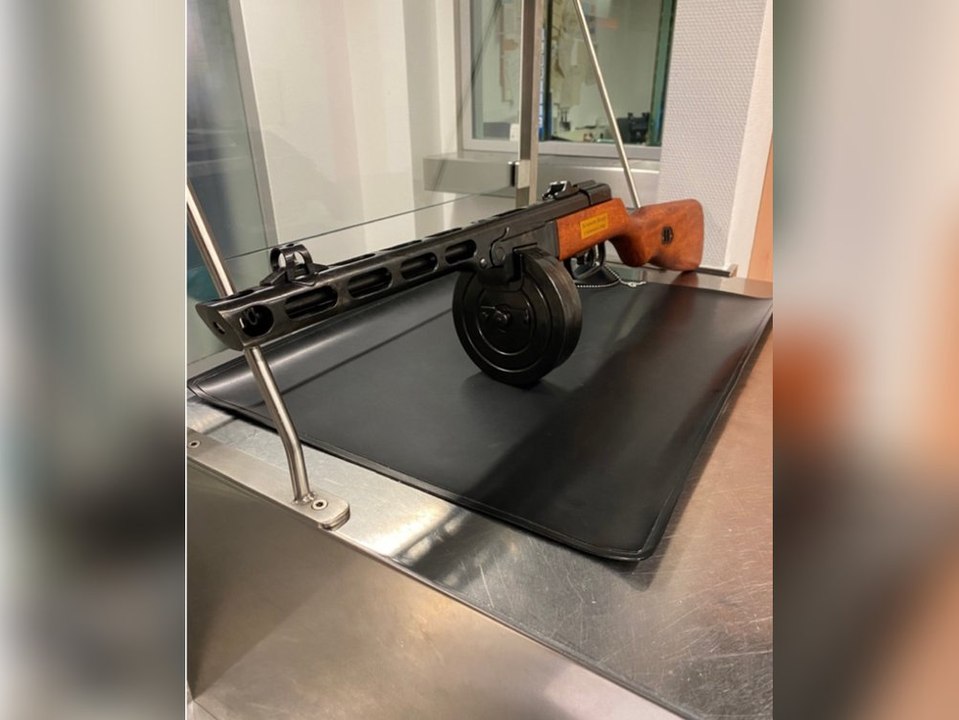 Zoll entdeckt 'Dekowaffe': Russe will Maschinenpistole verschenken