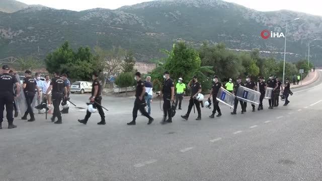 Kaş'ta kıyı işgali yapan işletme yıkıldı, plaj vatandaşa ücretsiz açıldı