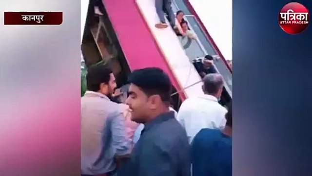 सवारियों से भरी तेज रफ्तार अनियंत्रित बस नदी में लटकी, मची अफरा-तफरी