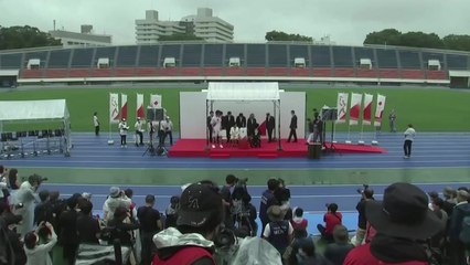 올림픽 성화, 개최지 도쿄 도착...도로 봉송 취소 / YTN