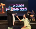 Aksaray Üniversitesini bitiren kız arkadaşına mezuniyet töreninde sürpriz evlilik teklifi yaptı