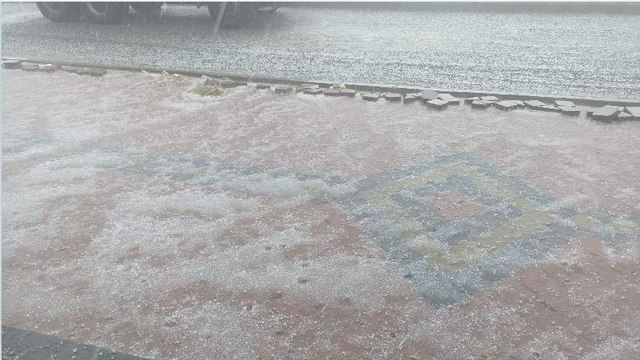 Iğdır’da dolu yağışı kenti beyaza bürüdü