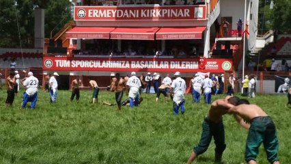 KIRKPINAR'DA PEHLİVANLAR RAKİPLERİ KADAR SICAK HAVAYLA DA MÜCADELE EDİYOR