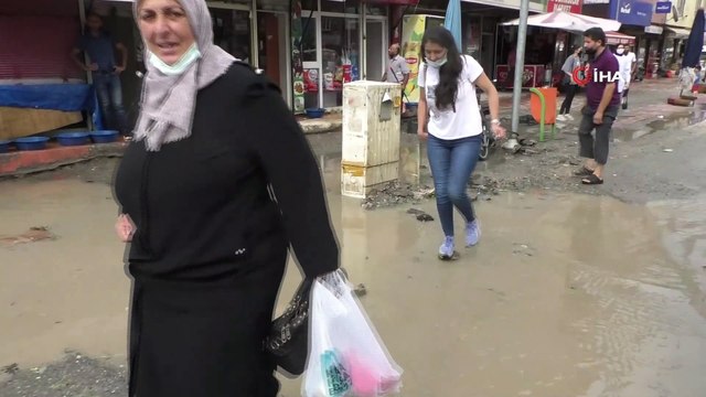 5 dakikalık sağanak yağmur sokakları göle çevirdi