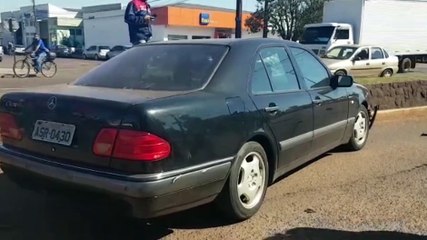 Motociclista tem fratura nas  pernas e fica em estado grave após colidir com veículo Mercedes, na Avenida Carlos Gomes