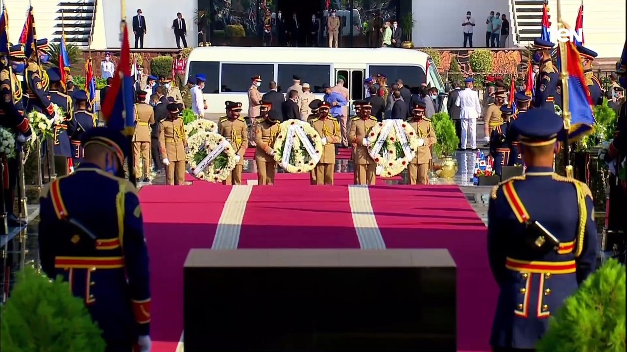 بحضور السيسي وقرينته.. جنازة عسكرية للسيدة جيهان السادات ومشهد مهيب يليق بقرينة بطل الحرب والسلام