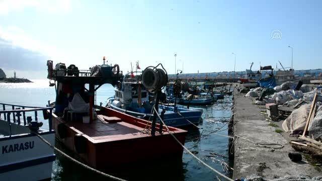 Balıkçılar selin ardından derelerden gelen çamurlu su ve fırtına nedeniyle denize açılamadı