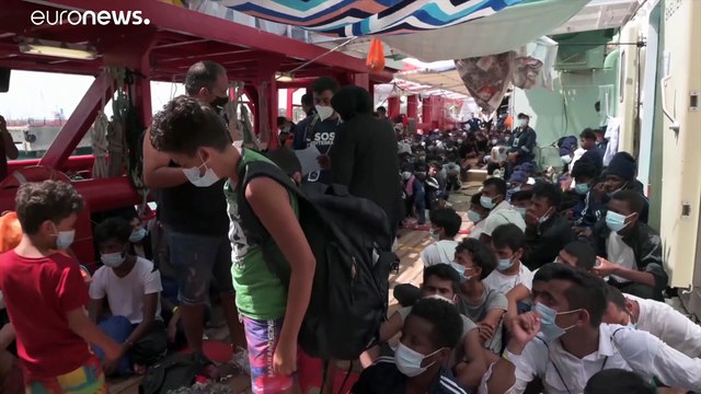 Migrants : les rescapés de l'Ocean Viking débarquent en Sicile