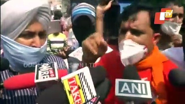 PDP Chief Mehbooba Mufti Shown Black Flag By Bajrang Dal Activists At Jammu Airport