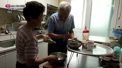 함께 점심 식사를 준비하는 부부
