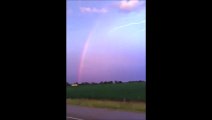 Un éclair touche un arc-en-ciel... magnifique