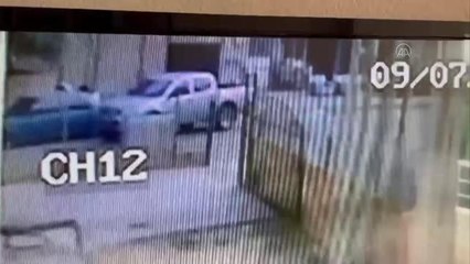 Minibüsün altında sıkışan motosiklet sürücüsü kurtarıldı