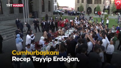 Cumhurbaşkanı Erdoğan gençlerle türkü söyledi