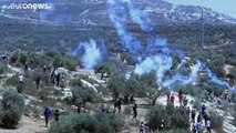 شاهد: فلسطينيون يحتجون ضد بؤرة استيطانية في بيتا بالضفة الغربية المحتلة