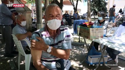 Aşı ikna timi cuma namazından çıkanları aşıladı