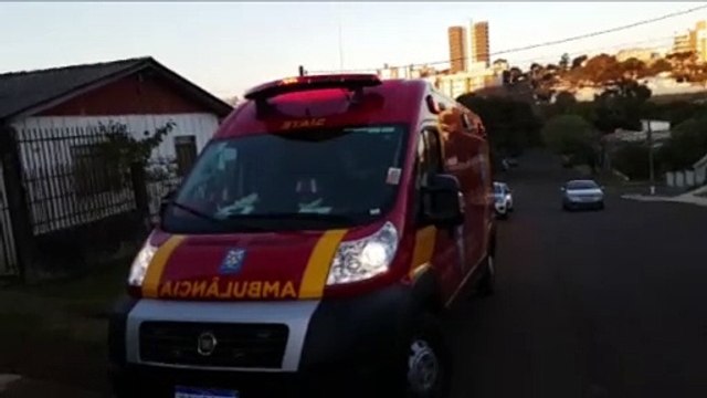 Idosa fica ferida ao cair da cadeira e recebe atendimento dos bombeiros