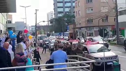 Policial de Joinville recebe homenagem após se recuperar da Covid-19