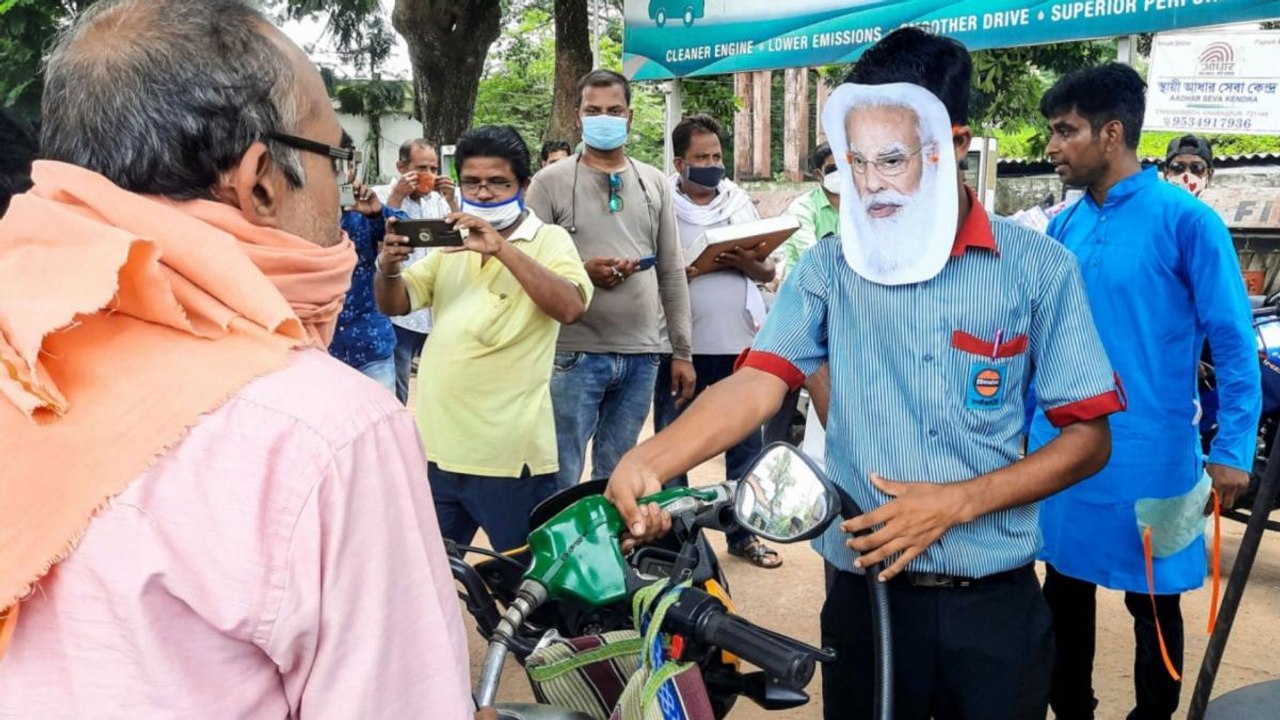 Bengal: TMC protests against rising fuel prices