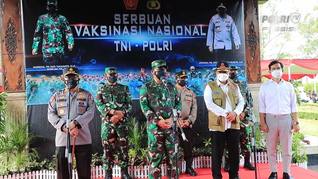 Panglima TNI dan Kapolri Tinjau Vaksinasi di Solo, Jawa Tengah.