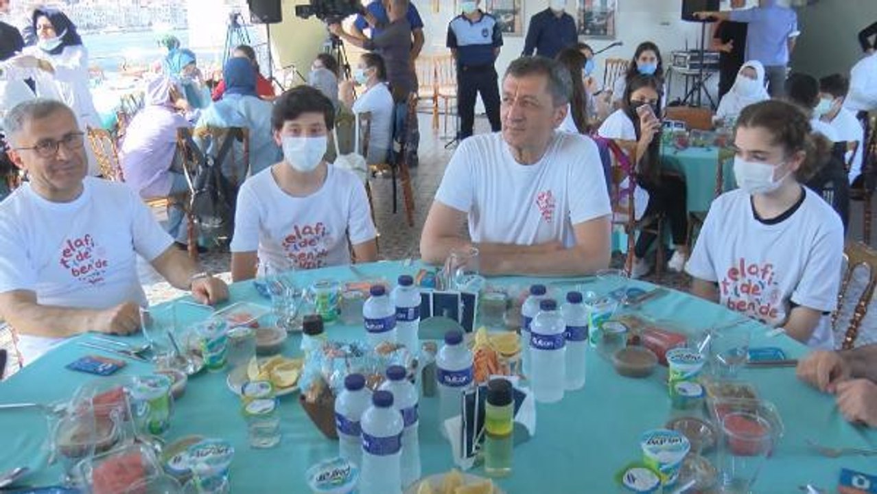 BAKAN ZİYA SELÇUK, 'İSTANBUL'UN TARİHİNE YOLCULUK' ETKİNLİĞİNDE ÖĞRENCİLERLE BİR ARAYA GELDİ