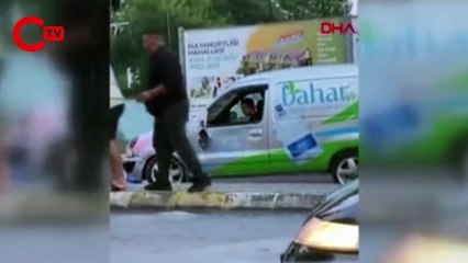 Sultangazi'de tartıştığı sürücüye kazma ile saldırdı