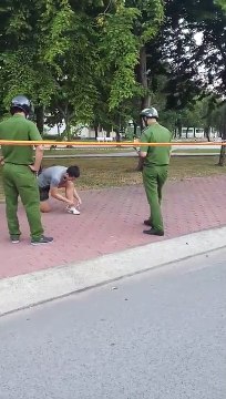 Mặc công an, người đàn ông không đeo khẩu trang, tập thể dục ở TP.HCM: Bài tập giá 3 triệu