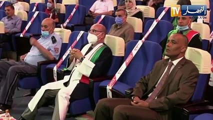 أم البواقي..  بدلة التتويج وتهنئة الإتصال المرئي تصنعان التميز في حفل تخرج الطلبة