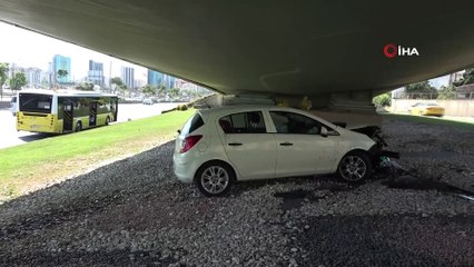 Kadıköy’de aracın çarptığı otomobil köprü duvarına çarptı: 1 yaralı