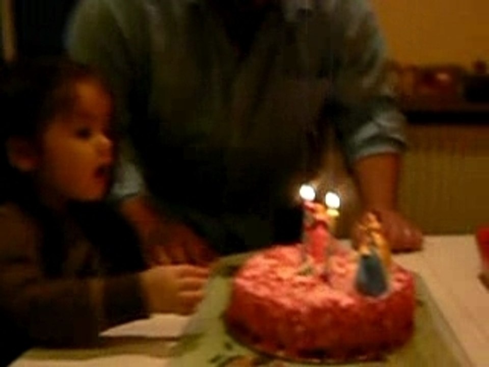 Madeleine souffle ses bougies!