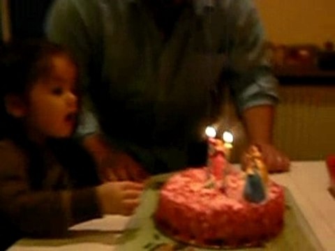 Madeleine souffle ses bougies!