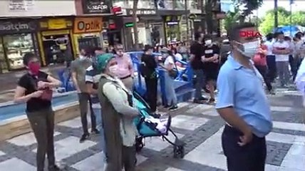 Uçakta unutulan eşyaları alma kuyruğu caddeye taştı