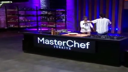 下载视频: MasterChef'te gözyaşları sel oldu! Somer Sivrioğlu da kendine hakim olamadı