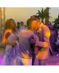 عمرو سلامة يحتفل بزفافه على ساحل البحر