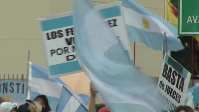 Miles de personas protestan contra el Gobierno de Argentina el Día de la Independencia