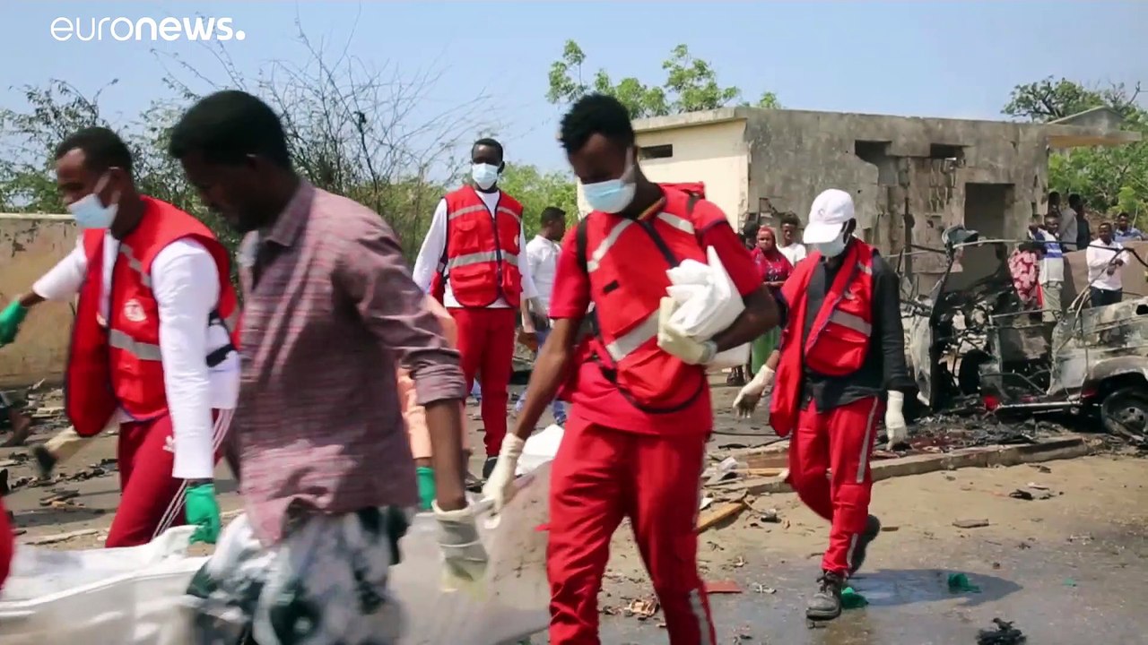 مقتل 8 على الأقل في تفجير انتحاري استهدف مسؤولا...