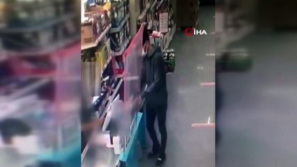 Kahraman kasiyer hırsızlık girişimini engelledi...Genç kızın gaspçıya direndiği anlar kamerada