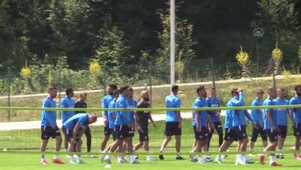 Fenerbahçeli taraftarlardan sarı-lacivertlilerin antrenmanına yoğun ilgi