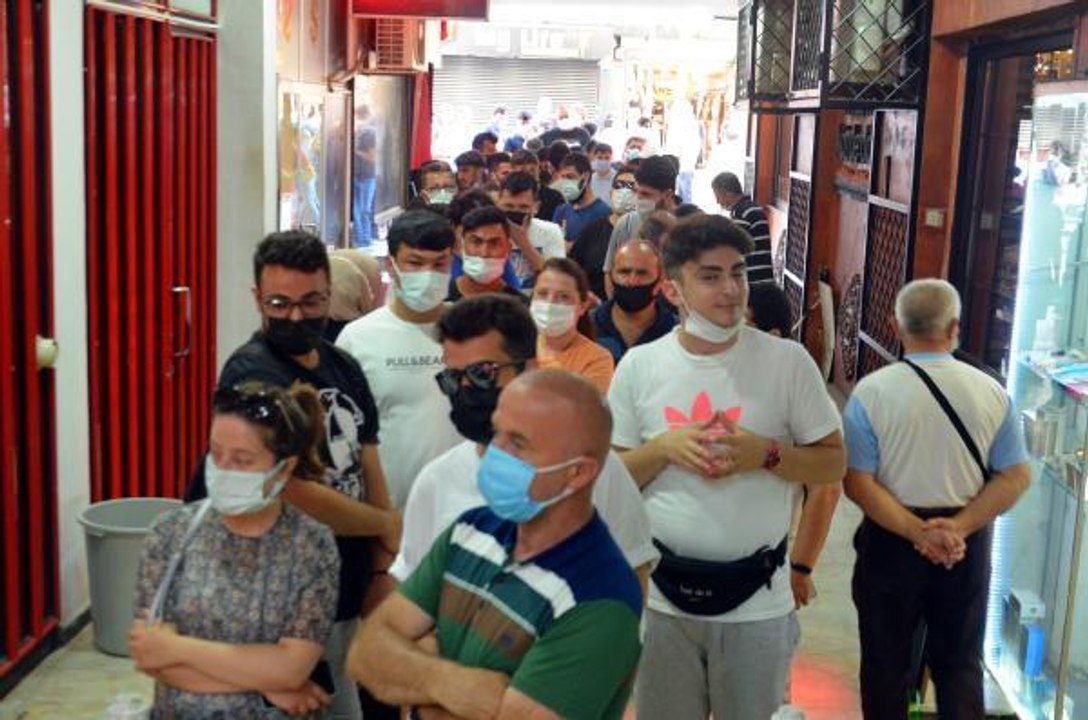 Uçakta unutulan eşyaları alma kuyruğu caddeye taştı
