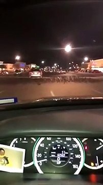Il voulait écraser des oiseaux en voiture mais le karma va le rattraper... Bien fait