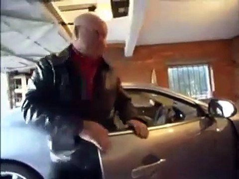 Son invention pour garer 2 voitures dans son petit garage est incroyable