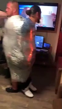 Ils s'amusent avec du cellophane et vont vite le regretter