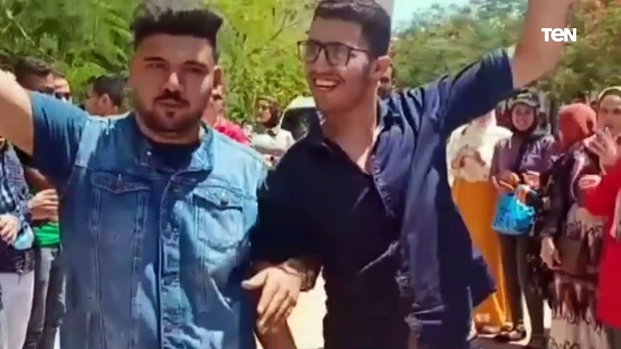 طلاب كلية الآداب جامعة المنصورة يدعمون طالب بممر شرفي في نهاية العام "لهذا السبب"
