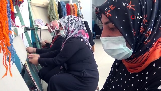 Kadınlar devlet destekli kursta hem meslek öğreniyor, hem de üretim yapıyor
