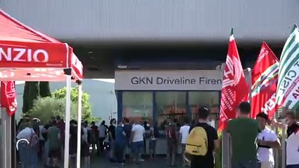 Chiude la Gkn a Campi bisenzio, la rabbia dei 422 licenziati: "Avvisati su Whatsapp, come animali"