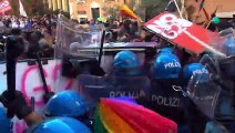 G20, scontri a Venezia cariche della polizia contro i manifestanti