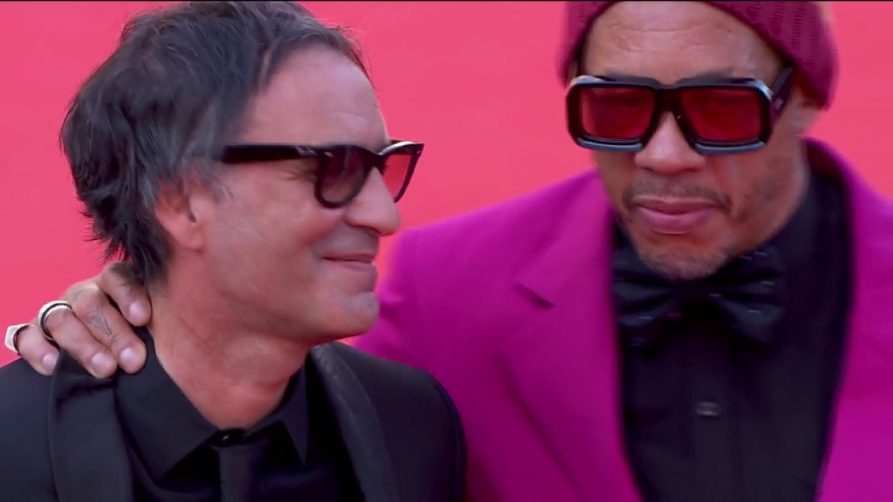 L'équipe de "Cette musique ne joue pour personne" sur les Marches - Cannes 2021