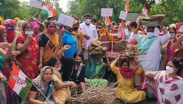 महंगाई के विरोध में महिला कांग्रेस का प्रदर्शन, चूल्हे पर दाल-रोटी बनाई, खाली थाली बजाकर आक्रोश जताया