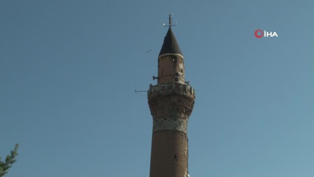 825 yıllık caminin restorasyon çalışmalarına eğik minaresinden başlanacak