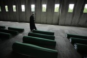 SREBRENİTSA - Yarın defnedilecek Srebrenitsa kurbanlarının tabutları Potoçari Anıt Mezarlığı'na taşındı