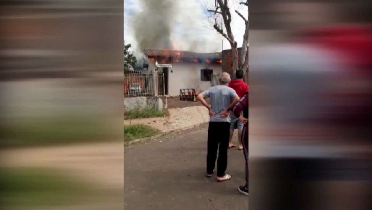Corpo de Bombeiros é acionado para combater incêndio no Cascavel Velho